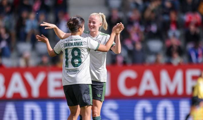 DEU, München, FC Bayern München vs Werder Bremen, Google Pixel Frauen Bundesliga, DFB, Saison 2526, FC Bayern Campus, 5 Spieltag im Bild Momoko Tanikawa Bayern München 18 erzielt das Tor zum 2 0, JUbel mit Lea Schüller Bayern München 11 DFB DFL REGULATIONS PROHIBIT ANY USE OF PHOTOGRAPHS AS IMAGE SEQUENCES AND OR QUASI VIDEO, 04 10 2025, Copyright: HMBxMedia HendrikxHamelau