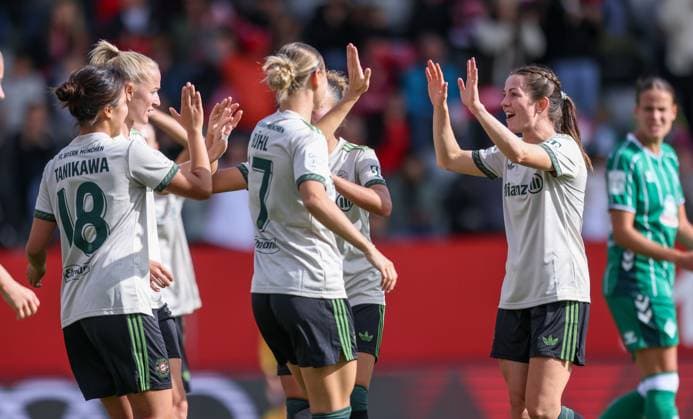 DEU, München, FC Bayern München vs Werder Bremen, Google Pixel Frauen Bundesliga, DFB, Saison 2526, FC Bayern Campus, 5 Spieltag im Bild Momoko Tanikawa Bayern München 18 erzielt das Tor zum 2 0, Jubel mit Tuva Hansen Bayern München 6 DFB DFL REGULATIONS PROHIBIT ANY USE OF PHOTOGRAPHS AS IMAGE SEQUENCES AND OR QUASI VIDEO, 04 10 2025, Copyright: HMBxMedia HendrikxHamelau