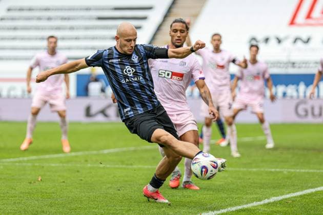 Felix Lohkemper SV Waldhof Mannheim, 9 holds the ball in the game at SV Waldhof Mannheim VfL Osnabrueck on 04 10 25 at Carl Benz Stadium, Mannheim xamx Photo Alfio Marino Copyright: