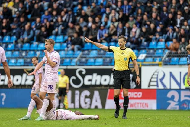 Referee Max Burda calls a foul during SV Waldhof Mannheim VfL Osnabrueck on 04 10 25 at Carl Benz Stadium, Mannheim xamx Photo Alfio Marino Copyright: