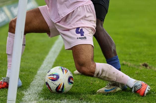 The battle for the ball at SV Waldhof Mannheim VfL Osnabrueck on 04 10 25 at Carl Benz Stadium, Mannheim xamx Photo Alfio Marino Copyright: