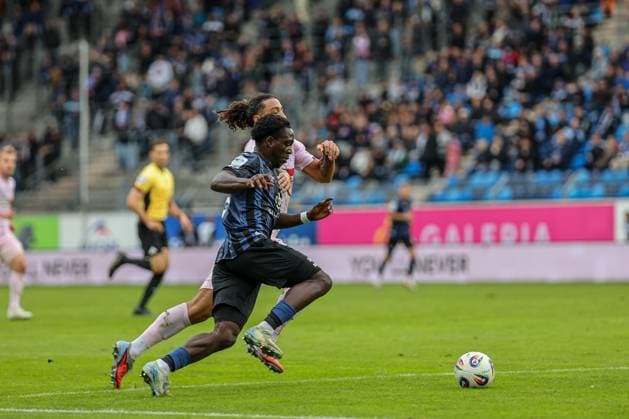 A running duel and duel at eye level between Kennedy Okpala SV Waldhof Mannheim, 32 and Yigit Karademir VfL Osnabr ck, 4 at SV Waldhof Mannheim VfL Osnabrueck on 04 10 25 at Carl Benz Stadium, Mannheim xamx Photo Alfio Marino Copyright: