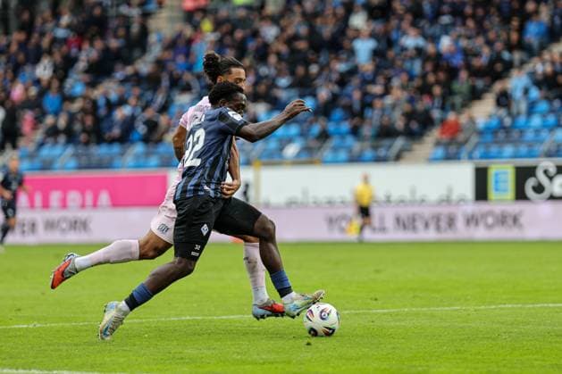 A running duel and duel at eye level between Kennedy Okpala SV Waldhof Mannheim, 32 and Yigit Karademir VfL Osnabr ck, 4 at SV Waldhof Mannheim VfL Osnabrueck on 04 10 25 at Carl Benz Stadium, Mannheim xamx Photo Alfio Marino Copyright: