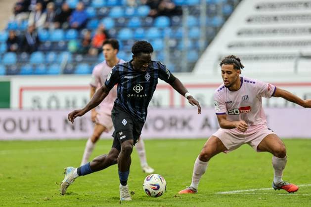 A running duel and duel at eye level between Kennedy Okpala SV Waldhof Mannheim, 32 and Yigit Karademir VfL Osnabr ck, 4 at SV Waldhof Mannheim VfL Osnabrueck on 04 10 25 at Carl Benz Stadium, Mannheim xamx Photo Alfio Marino Copyright: