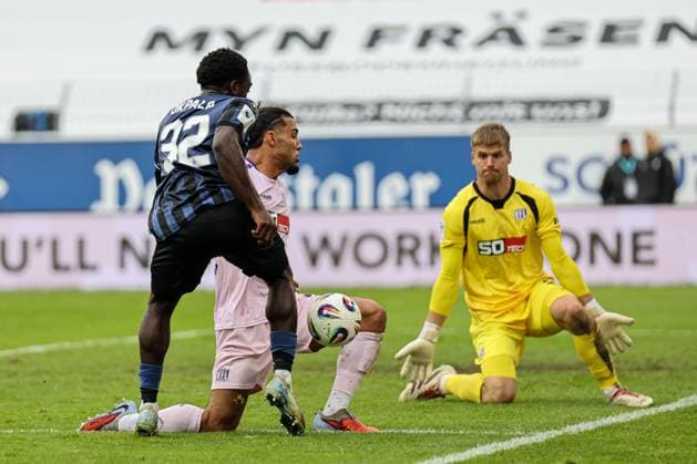 A running duel and duel at eye level between Kennedy Okpala SV Waldhof Mannheim, 32 and Yigit Karademir VfL Osnabr ck, 4 at SV Waldhof Mannheim VfL Osnabrueck on 04 10 25 at Carl Benz Stadium, Mannheim xamx Photo Alfio Marino Copyright: