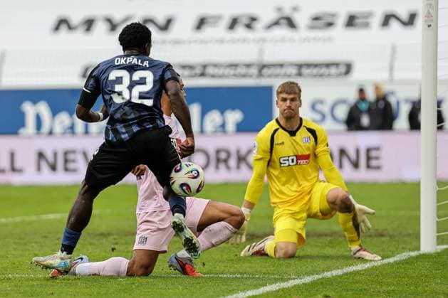 A running duel and duel at eye level between Kennedy Okpala SV Waldhof Mannheim, 32 and Yigit Karademir VfL Osnabr ck, 4 at SV Waldhof Mannheim VfL Osnabrueck on 04 10 25 at Carl Benz Stadium, Mannheim xamx Photo Alfio Marino Copyright:
