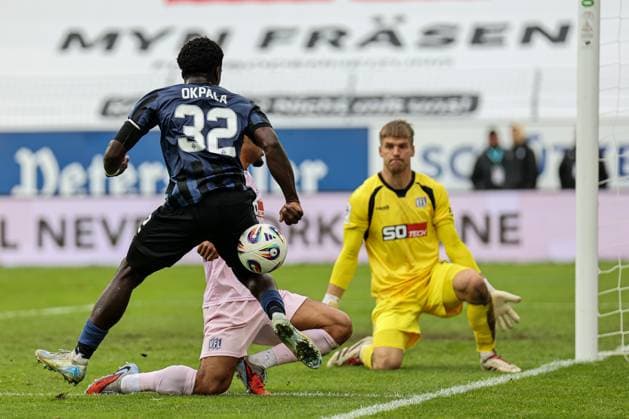 A running duel and duel at eye level between Kennedy Okpala SV Waldhof Mannheim, 32 and Yigit Karademir VfL Osnabr ck, 4 at SV Waldhof Mannheim VfL Osnabrueck on 04 10 25 at Carl Benz Stadium, Mannheim xamx Photo Alfio Marino Copyright:
