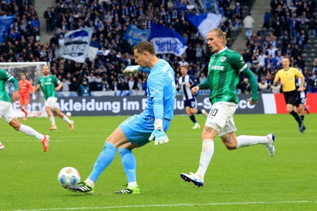 DEU, DFL, 2 FBL, Hertha BSC vs Preussen Muenster, 04 10 2025, Berliner Olympiastadion, Berlin, DEU, DFL, 2 FBL, Hertha BSC vs Preussen Muenster, im Bild Tjark Ernst Hertha BSC Berlin 1 , Marvin Schulz Preussen Muenster 10 DFL regulations prohibit any use of Photographs as image sequences and or quasi video nordphotoxGmbHx xEngler nph00076