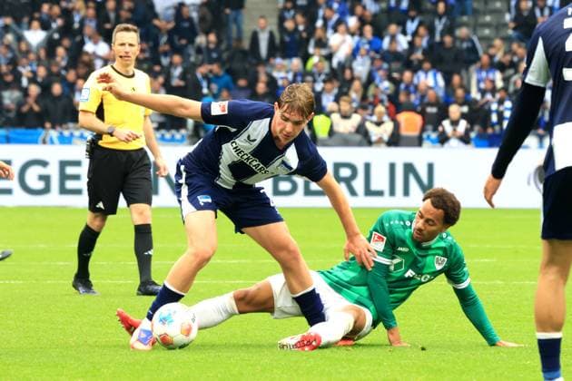 DEU, DFL, 2 FBL, Hertha BSC vs Preussen Muenster, 04 10 2025, Berliner Olympiastadion, Berlin, DEU, DFL, 2 FBL, Hertha BSC vs Preussen Muenster, im Bild Kennet Eichhorn Hertha BSC Berlin 23 , Etienne Amenyido Preussen Muenster 30 DFL regulations prohibit any use of Photographs as image sequences and or quasi video nordphotoxGmbHx xEngler nph00076