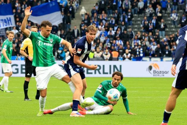 DEU, DFL, 2 FBL, Hertha BSC vs Preussen Muenster, 04 10 2025, Berliner Olympiastadion, Berlin, DEU, DFL, 2 FBL, Hertha BSC vs Preussen Muenster, im Bild Kennet Eichhorn Hertha BSC Berlin 23 , Etienne Amenyido Preussen Muenster 30 , Yassine Bouchama Preussen Muenster 5 DFL regulations prohibit any use of Photographs as image sequences and or quasi video nordphotoxGmbHx xEngler nph00076