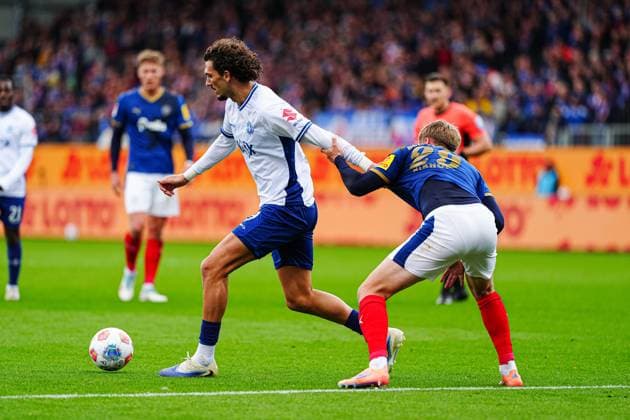 Fraser Hornby SV Darmstadt 98, 09 , Niklas Niehoff Holstein Kiel, 29 GER, Holstein Kiel vs SV Darmstadt 98, Football, 2 Bundesliga, Matchday 8, Season 2025 2026, 04 10 2025 DFL REGULATIONS PROHIBIT ANY USE OF PHOTOGRAPHS AS IMAGE SEQUENCES AND OR QUASI VIDEO GER, Holstein Kiel vs SV Darmstadt 98, Football, 2 Bundesliga, Matchday 8, Season 2025 2026, 04 10 2025 Kiel Copyright: xEibner-Pressefoto MarcelxvonxFehrnx EP_MFN