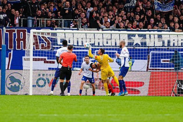 Steven Skrzybski Holstein Kiel, 07 , Marcel Schuhen SV Darmstadt 98, 01 GER, Holstein Kiel vs SV Darmstadt 98, Football, 2 Bundesliga, Matchday 8, Season 2025 2026, 04 10 2025 DFL REGULATIONS PROHIBIT ANY USE OF PHOTOGRAPHS AS IMAGE SEQUENCES AND OR QUASI VIDEO GER, Holstein Kiel vs SV Darmstadt 98, Football, 2 Bundesliga, Matchday 8, Season 2025 2026, 04 10 2025 Kiel Copyright: xEibner-Pressefoto MarcelxvonxFehrnx EP_MFN