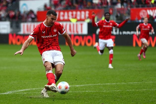 04 10 2025, xmohx, Fussball 2 Bundesliga, 1 FC Kaiserslautern VfL Bochum v l Ivan Prtajin 1 FC Kaiserslautern Torschuetze, erzielt das Tor, Treffer, scores the goal 2 1 DFL DFB REGULATIONS PROHIBIT ANY USE OF PHOTOGRAPHS as IMAGE SEQUENCES and or QUASI VIDEO Kaiserslautern