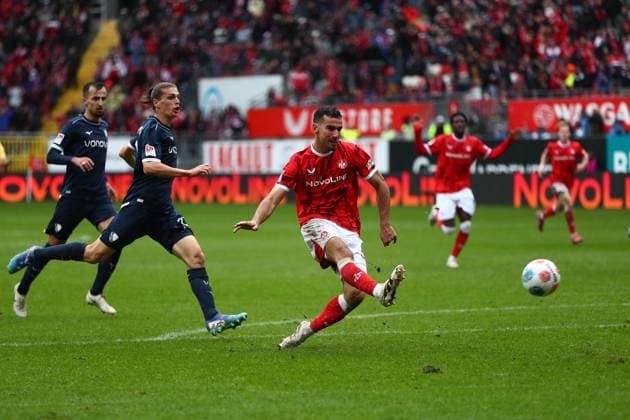 04 10 2025, xmohx, Fussball 2 Bundesliga, 1 FC Kaiserslautern VfL Bochum v l Ivan Prtajin 1 FC Kaiserslautern Torschuetze, erzielt das Tor, Treffer, scores the goal 2 1 DFL DFB REGULATIONS PROHIBIT ANY USE OF PHOTOGRAPHS as IMAGE SEQUENCES and or QUASI VIDEO Kaiserslautern