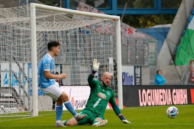 CFC vs FC Eilenburg 04 10 2025, Chemnitz, eins Stadion An der Gellertstrasse, Sport, Fußball, Regionalliga Nordost, Saison 2025 2026, 11 Spieltag, CFC, CFC vs FC Eilenburg Gefahr vor dem Eilenburger Tor Chemnitz Sachsen BRD