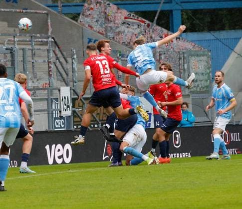 CFC vs FC Eilenburg 04 10 2025, Chemnitz, eins Stadion An der Gellertstrasse, Sport, Fußball, Regionalliga Nordost, Saison 2025 2026, 11 Spieltag, CFC, CFC vs FC Eilenburg Kampf um den Ball Chemnitz Sachsen BRD