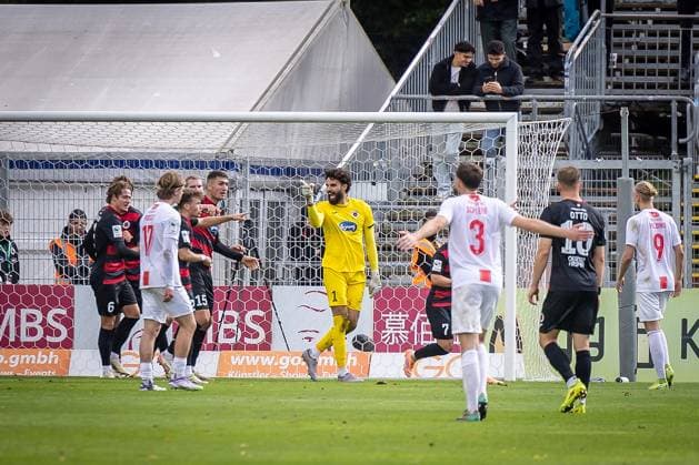 3 Liga FC Viktoria Köln TSV Havelse, 04 10 2025 Cheering for the penalty kept by Dudu goalkeeper Viktoria Köln, 1 Köln, 4 10 2025, 10 matchday of the 3 soccer league, FC Viktoria Köln TSV Havelse at Sportpark Hoehenberg in Cologne The DFL regulations prohibit the use of photographs as image sequences and or quasi videos Copyright: xBEAUTIFULxSPORTS LeahxKohringx