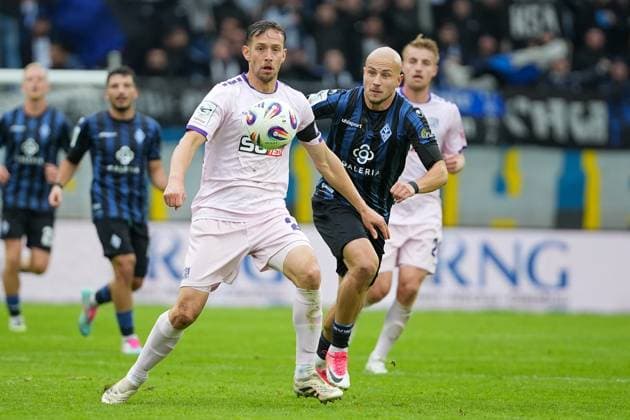 Soccer 3 Liga, Matchday 10, SV Waldhof Mannheim VfL Osnabrück on 04 10 2025 in Mannheim Carl Benz Stadion , Germany, Season 2025 2026 DFL REGULATIONS PROHIBIT ANY USE OF PHOTOGRAPHS AS IMAGE SEQUENCES AND OR QUASI VIDEO Jannik Müller 24, VFL on the ball against Felix Lohkemper 9, SVWM Mannheim Carl Benz Stadion Germany Copyright: xChristophxKinzingerx