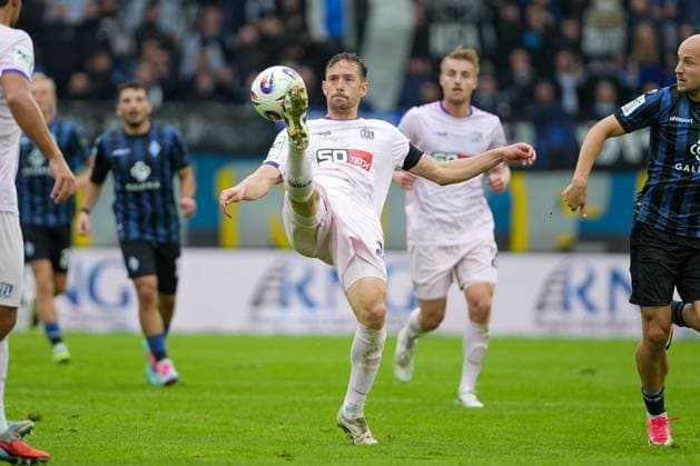Soccer 3 Liga, Matchday 10, SV Waldhof Mannheim VfL Osnabrück on 04 10 2025 in Mannheim Carl Benz Stadion , Germany, Season 2025 2026 DFL REGULATIONS PROHIBIT ANY USE OF PHOTOGRAPHS AS IMAGE SEQUENCES AND OR QUASI VIDEO Jannik Müller 24, VFL clears the ball Mannheim Carl Benz Stadion Germany Copyright: xChristophxKinzingerx
