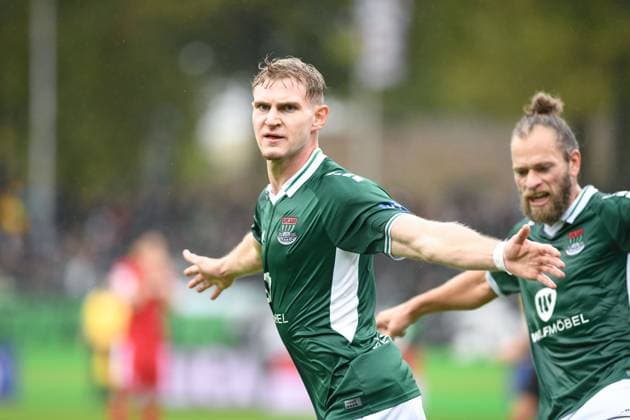 -1.FC Schweinfurt 05 vs. SC Verl, Sachs-Stadion Football, 3. Liga -1.FC Schweinfurt 05 vs. SC Verl 4 Oct 2025 Sachs-Stadion , Schweinfurt, Germany Image: Jakob Tranziska (Schweinfurt) celebrating after shooting the 1:0 goal. DFL REGULATIONS PROHIBIT ANY USE OF PHOTOGRAPHS AS IMAGE SEQUENCES AND OR QUASI-VIDEO Schweinfurt Sachs-Stadion Bayern Germany Copyright: xPresseFotoxEvansx