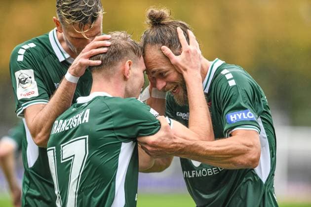 -1.FC Schweinfurt 05 vs. SC Verl, Sachs-Stadion Football, 3. Liga -1.FC Schweinfurt 05 vs. SC Verl 4 Oct 2025 Sachs-Stadion , Schweinfurt, Germany Image: Jakob Tranziska (Schweinfurt) celebrating with Thomas Meißner (Schweinfurt) and Kristian Böhnlein (Schweinfurt) after shooting the 1:0 goal. DFL REGULATIONS PROHIBIT ANY USE OF PHOTOGRAPHS AS IMAGE SEQUENCES AND OR QUASI-VIDEO Schweinfurt Sachs-Stadion Bayern Germany Copyright: xPresseFotoxEvansx