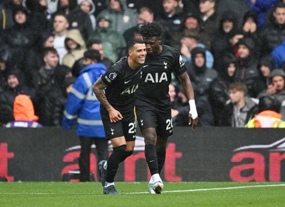 Mohammed Kudus of Tottenham Hotspur celebrates with Pedro Porro after scoring the team s second goal Leeds United v Tottenham Hotspur, Premier League, Football, Elland Road, Leeds, UK - 04 Oct 2025Leeds Elland Road United Kingdom EDITORIAL USE ONLY No use with unauthorised audio, video, data, fixture lists, club league logos or live services. Online in-match use limited to 120 images, no video emulation. No use in betting, games or single club league player publications. Copyright: xAnnaxGowthorpe Shutterstockx 15515788an