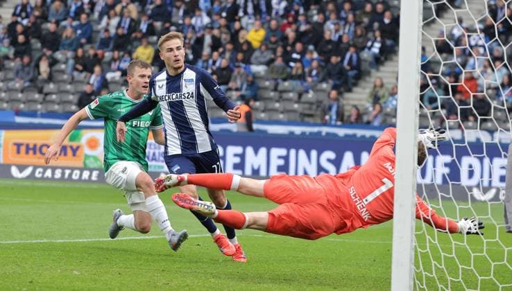 Marten Winkler, goalkeeper Johannes Schenk duel Match scene Action Sport Football Soccer DFL 2 Bundesliga Men 8 Matchday Season 2025 2026 04 10 2025 Hertha BSC Berlin vs Preußen Münster DFL regulations prohibit any use of photographs as image sequences and or quasi video