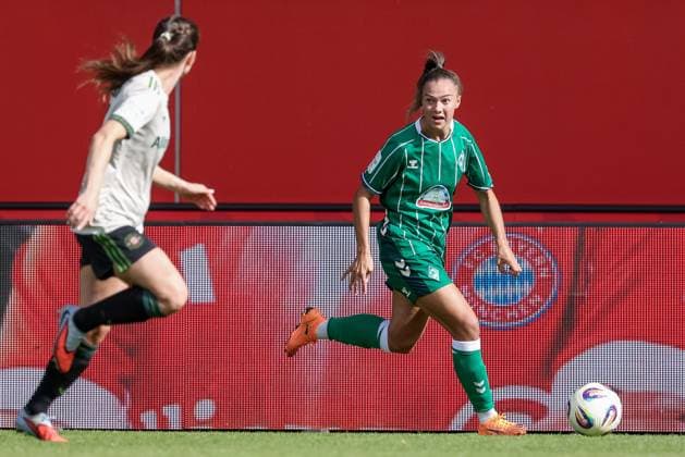 Maja Sternad SV Werder Bremen, 11 on the ball, single image, full body, action, action, game scene, THE DFB GUIDELINES PROHIBIT ANY USE OF PHOTOGRAPHS AS IMAGE SEQUENCES AND OR QUASI VIDEO DFB REGULATIONS PROHIBIT ANY USE OF PHOTOGRAPHS AS IMAGE SEQUENCES AND OR QUASI VIDEO , 04 10 2025, Munich Germany , Soccer, Google Pixel Womens Bundesliga, FC Bayern Munich SV Werder Bremen xobx