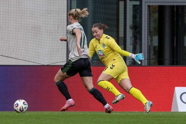 from left Lea Schüller FC Bayern Munich, 11 and Mariella El Sherif goalkeeper, goalkeeper, SV Werder Bremen, 39 in duel, duel, dynamics, action, action, game scene, THE DFB GUIDELINES PROHIBIT ANY USE OF PHOTOGRAPHS AS IMAGE SEQUENCES AND OR QUASI VIDEO DFB REGULATIONS PROHIBIT ANY USE OF PHOTOGRAPHS AS IMAGE SEQUENCES AND OR QUASI VIDEO , 04 10 2025, Munich Germany , Football, Google Pixel Womens Bundesliga, FC Bayern Munich SV Werder Bremen xobx