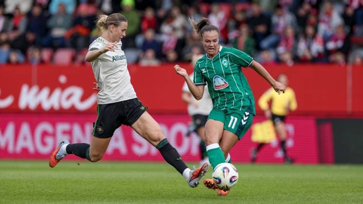 from left Klara Bühl FC Bayern München, 17 and Maja Sternad SV Werder Bremen, 11 in a duel, dynamic, action, action, game scene, THE DFB GUIDELINES PROHIBIT ANY USE OF PHOTOGRAPHS AS IMAGE SEQUENCES AND OR QUASI VIDEO DFB REGULATIONS PROHIBIT ANY USE OF PHOTOGRAPHS AS IMAGE SEQUENCES AND OR QUASI VIDEO , 04 10 2025, Munich Germany , Football, Google Pixel Womens Bundesliga, FC Bayern Munich SV Werder Bremen xobx