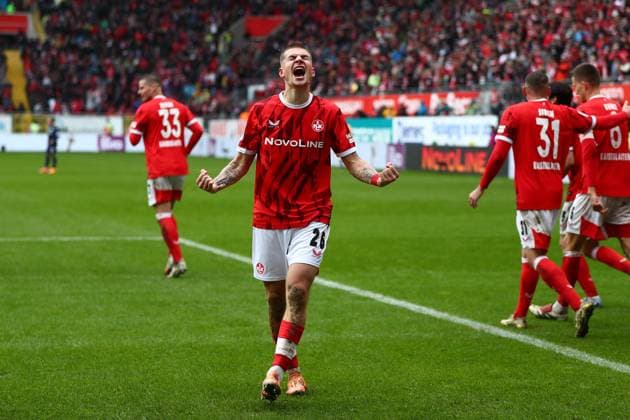 04 10 2025, xmohx, Fußball 2 Bundesliga, 1 FC Kaiserslautern VfL Bochum v l Torjubel nach dem Tor zum celebrating the goal celebrate 3 1 durch Paul Joly 1 FC Kaiserslautern DFL DFB REGULATIONS PROHIBIT ANY USE OF PHOTOGRAPHS as IMAGE SEQUENCES and or QUASI VIDEO Kaiserslautern