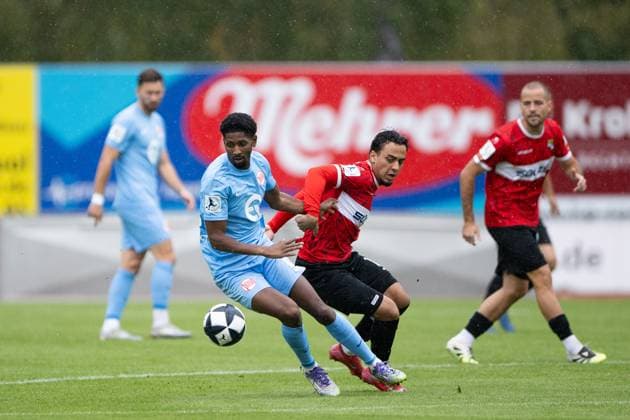 Boubacar Barry, Kickers Offenbach 10 in duel with mt Amnay Moutassime, TSG Balingen, 18 , TSG Balingen vs Kickers Offenbach, Soccer, Regionalliga Suedwest, Matchday 11, Season 2025 2026, 04 10 2025, Eibner Pressefoto Andreas Ulmer TSG Balingen vs Kickers Offenbach, Soccer, Regionalliga Suedwest, Matchday 11, Season 2025 2026, 04 10 2025, Balingen Copyright: xEibner-Pressefoto AndreasxUlmerx EP_AUR