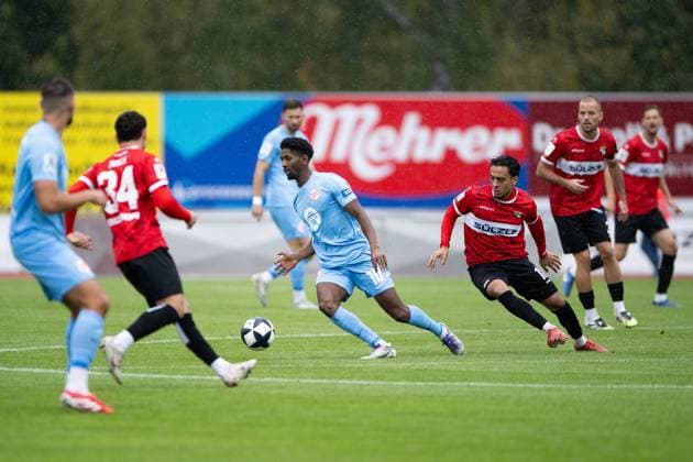 Boubacar Barry, Kickers Offenbach 10 in duel with mt Amnay Moutassime, TSG Balingen, 18 , TSG Balingen vs Kickers Offenbach, Soccer, Regionalliga Suedwest, Matchday 11, Season 2025 2026, 04 10 2025, Eibner Pressefoto Andreas Ulmer TSG Balingen vs Kickers Offenbach, Soccer, Regionalliga Suedwest, Matchday 11, Season 2025 2026, 04 10 2025, Balingen Copyright: xEibner-Pressefoto AndreasxUlmerx EP_AUR