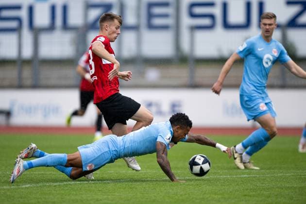 Ronny Marcos, Kickers Offenbach 31 , on the ground, in duel with Ole Deininger, TSG Balingen, 23 TSG Balingen vs Kickers Offenbach, Soccer, Regionalliga Suedwest, Matchday 11, Season 2025 2026, 04 10 2025, Eibner Pressefoto Andreas Ulmer TSG Balingen vs Kickers Offenbach, Soccer, Regionalliga Suedwest, Matchday 11, Season 2025 2026, 04 10 2025, Balingen Copyright: xEibner-Pressefoto AndreasxUlmerx EP_AUR
