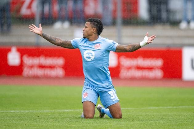 Ronny Marcos, Kickers Offenbach 31 , on the ground, wants the free kick, 31 TSG Balingen vs Kickers Offenbach, Football, Regionalliga Suedwest, Matchday 11, Season 2025 2026, 04 10 2025, Eibner Pressefoto Andreas Ulmer TSG Balingen vs Kickers Offenbach, Football, Regionalliga Suedwest, Matchday 11, Season 2025 2026, 04 10 2025, Balingen Copyright: xEibner-Pressefoto AndreasxUlmerx EP_AUR
