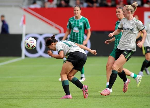 Football, Women, Google Pixel Womens Bundesliga, Matchday 22, Season 2025 2026, FC Bayern Munich SV Werder Bremen, Campus Momoko Tanikawa FC Bayern Munich with a great chance to score with a header