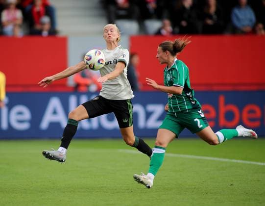 Soccer, Women, Google Pixel Womens Bundesliga, 22 Matchday, Season 2025 2026, FC Bayern Munich SV Werder Bremen, Campus Pernille Harder FC Bayern Munich jumps into a ball to receive it, Attack