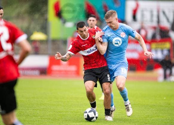 Denis Latifovic, TSG Balingen, 09 on the ball against Noel Knothe, Kickers Offenbach 13 , TSG Balingen vs Kickers Offenbach, Soccer, Regionalliga Suedwest, Matchday 11, Season 2025 2026, 04 10 2025, Eibner Pressefoto Andreas Ulmer TSG Balingen vs Kickers Offenbach, Soccer, Regionalliga Suedwest, Matchday 11, Season 2025 2026, 04 10 2025, Balingen Copyright: xEibner-Pressefoto AndreasxUlmerx EP_AUR