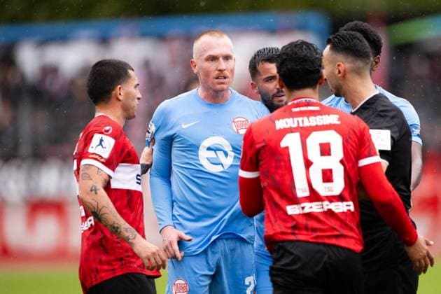 Yellow card for Amnay Moutassime, TSG Balingen, 18 , Ron Berlinski, Kickers Offenbach 21 would have liked red, TSG Balingen vs Kickers Offenbach, Football, Regionalliga Suedwest, Matchday 11, Season 2025 2026, 04 10 2025, Eibner Pressefoto Andreas Ulmer TSG Balingen vs Kickers Offenbach, Football, Regionalliga Suedwest, Matchday 11, Season 2025 2026, 04 10 2025, Balingen Copyright: xEibner-Pressefoto AndreasxUlmerx EP_AUR