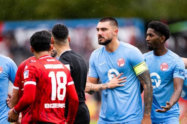 Yellow card for Amnay Moutassime, TSG Balingen, 18 , Maximilian Christian Rossmann, Kickers Offenbach 03 would have liked red, TSG Balingen vs Kickers Offenbach, Football, Regionalliga Suedwest, Matchday 11, Season 2025 2026, 04 10 2025, Eibner Pressefoto Andreas Ulmer TSG Balingen vs Kickers Offenbach, Football, Regionalliga Suedwest, Matchday 11, Season 2025 2026, 04 10 2025, Balingen Copyright: xEibner-Pressefoto AndreasxUlmerx EP_AUR