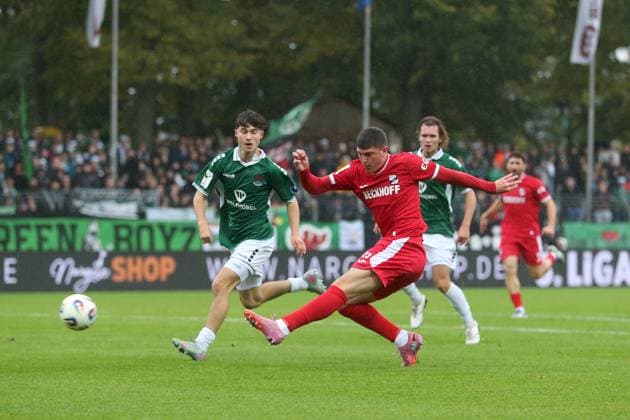 04 10 2025, xjcx, Men, Football, Season 2025 2026, 3 Liga, 10 Matchday 1 FC Schweinfurt 1905 SC Verl Lauris Bausenwein 21, 1 FC Schweinfurt 1905 and Alessio Besio 23, SC Verl , DFL DFB REGULATES PROHIBIT ANY USE OF PHOTOGRAPHS AS IMAGE SEQUENCES AND OR QUASI VIDEO Schweinfurt Sachs Stadion Bayern Germany