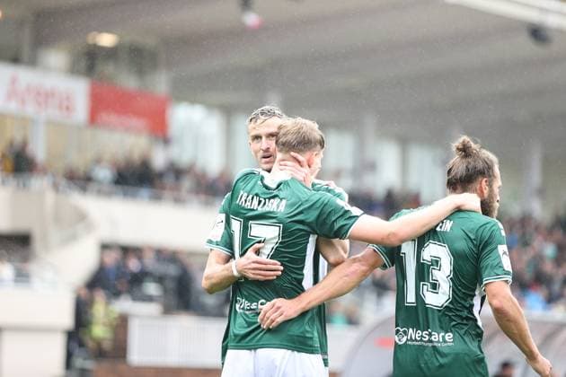 04 10 2025, Football, Men, 10 Matchday 3 League Season 2025 2026 FC Schweinfurt 05 SC Verl From left captain Thomas Meißner FC Schweinfurt 05, 08 , scorer Jakob Tranziska FC Schweinfurt 05, 17 and Kristian Böhnlein FC Schweinfurt 05, 13 celebrate the 1 0