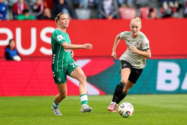 Juliane Wirtz SV Werder Bremen, 28 with Lea Schueller FC Bayern Muenchen, 11 , GER, FC Bayern Muenchen vs SV Werder Bremen, Soccer, Google Pixel Womens Bundesliga, 5 Matchday, Season 2025 2026, 04 10 2025, DFL DFB REGULATIONS PROHIBIT ANY USE OF PHOTOGRAPHS as IMAGE SEQUENCES and or QUASI VIDEO, GER, FC Bayern Muenchen vs SV Werder Bremen, Football, Google Pixel Frauen Bundesliga, 5 Spieltag, Saison 2025 2026, 04 10 2025 Muenchen Copyright: xEibner-Pressefoto JennixMaulx EP_JML
