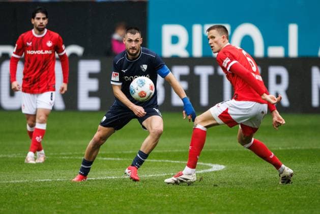 Matus Bero VfL Bochum in duel with Fabian Kunze 1 FC Kaiserslautern 1 FC Kaiserslautern vs VFL Bochum Soccer, 2 Bundesliga, Matchday 8, Season 2025 2026, 04 10 2025 1 FC Kaiserslautern vs VFL Bochum Soccer, 2 Bundesliga, Matchday 8, Season 2025 2026, 04 10 2025 Copyright: xEibner-Pressefoto AlexanderxNeisx EP_ANS