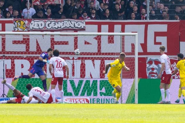04 10 2025, Soccer, GER, Season, 3 Liga, Season 2025 2026, Matchday 10, SSV Jahn Regensburg 1 FC Saarbrücken Kai Brünker Saarbrücken scores the 1 0 DFL REGULATIONS PROHIBIT ANY USE OF PHOTOGRAPHS AS IMAGE SEQUENCES AND OR QUASI VIDEO