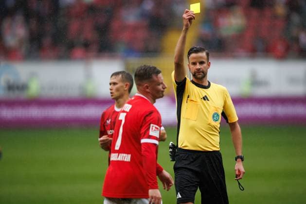 Marlon Ritter 1 FC Kaiserslautern gets the yellow card from referee Michael Bacher Rosenheim , 1 FC Kaiserslautern vs VFL Bochum Soccer, 2 Bundesliga, Matchday 8, Season 2025 2026, 04 10 2025 1 FC Kaiserslautern vs VFL Bochum Soccer, 2 Bundesliga, Matchday 8, Season 2025 2026, 04 10 2025 Copyright: xEibner-Pressefoto AlexanderxNeisx EP_ANS