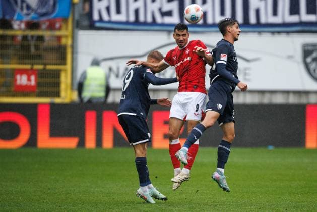 Ivan Prtajin 1 FC Kaiserslautern in a header duel with Leandro Morgalla VfL Bochum and Kacper Koscierski VfL Bochum , 1 FC Kaiserslautern vs VFL Bochum Soccer, 2 Bundesliga, Matchday 8, Season 2025 2026, 04 10 2025 1 FC Kaiserslautern vs VFL Bochum Soccer, 2 Bundesliga, Matchday 8, Season 2025 2026, 04 10 2025 Copyright: xEibner-Pressefoto AlexanderxNeisx EP_ANS