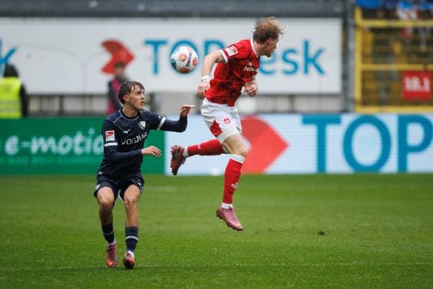 Kacper Koscierski VfL Bochum in duel with Mika Haas 1 FC Kaiserslautern , 1 FC Kaiserslautern vs VFL Bochum Soccer, 2 Bundesliga, Matchday 8, Season 2025 2026, 04 10 2025 1 FC Kaiserslautern vs VFL Bochum Soccer, 2 Bundesliga, Matchday 8, Season 2025 2026, 04 10 2025 Copyright: xEibner-Pressefoto AlexanderxNeisx EP_ANS