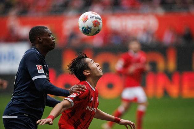 Jisoo Kim 1 FC Kaiserslautern in duel with Mathis Clairicia VfL Bochum , 1 FC Kaiserslautern vs VFL Bochum Soccer, 2 Bundesliga, Matchday 8, Season 2025 2026, 04 10 2025 1 FC Kaiserslautern vs VFL Bochum Soccer, 2 Bundesliga, Matchday 8, Season 2025 2026, 04 10 2025 Copyright: xEibner-Pressefoto AlexanderxNeisx EP_ANS