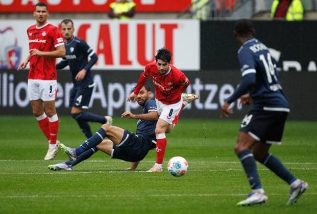 Semi Sahin 1 FC Kaiserslautern in duel with Gerrit Holtmann VfL Bochum , 1 FC Kaiserslautern vs VFL Bochum Soccer, 2 Bundesliga, Matchday 8, Season 2025 2026, 04 10 2025 1 FC Kaiserslautern vs VFL Bochum Soccer, 2 Bundesliga, Matchday 8, Season 2025 2026, 04 10 2025 Copyright: xEibner-Pressefoto AlexanderxNeisx EP_ANS